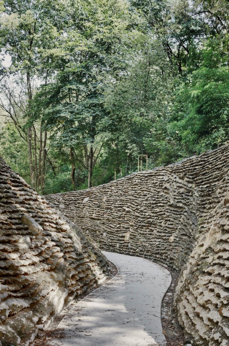 Park auf dem Hügel des Warschauer Aufstands in Bartycka, Warschau, Polen, Foto: Archigrest & topoScape Foto / Michał Szlaga